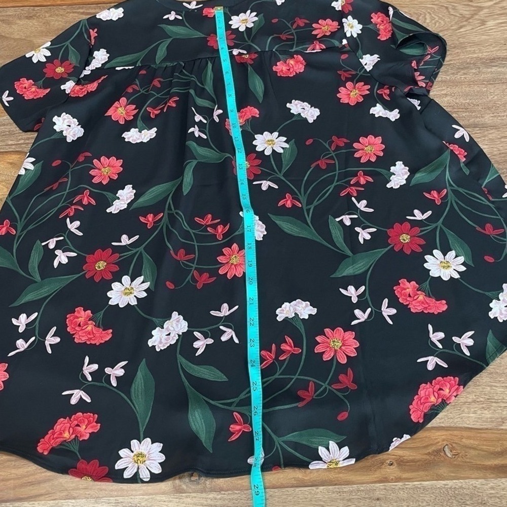 Torrid Floral V-Neck Blouse Size L Black Red White Short Sleeve High-Low Top - Picture 8 of 10